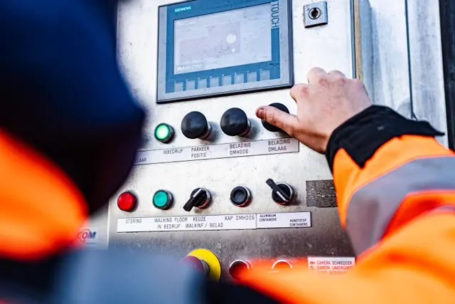 Restpartijen en afgekeurde producten klaar voor vernietiging.