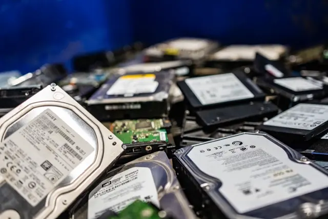 Gecertificeerd vernietigingsproces voor harde schijven bij VNL.