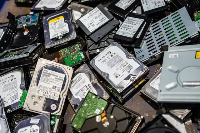 Professionele vernietiging van harde schijven met mobiele shredder.