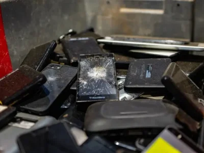 Mobiele shredder in actie tijdens productvernietiging.