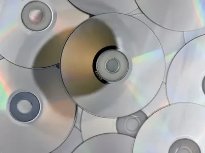 Professionele vernietiging van CD's en DVD's met een gecertificeerde shredder.